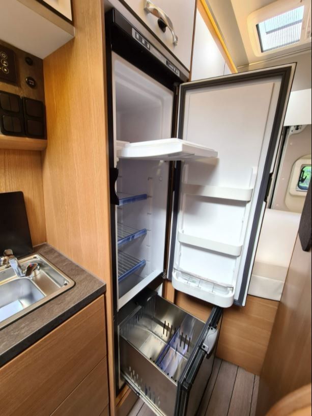 Stort kjølesskap med frys